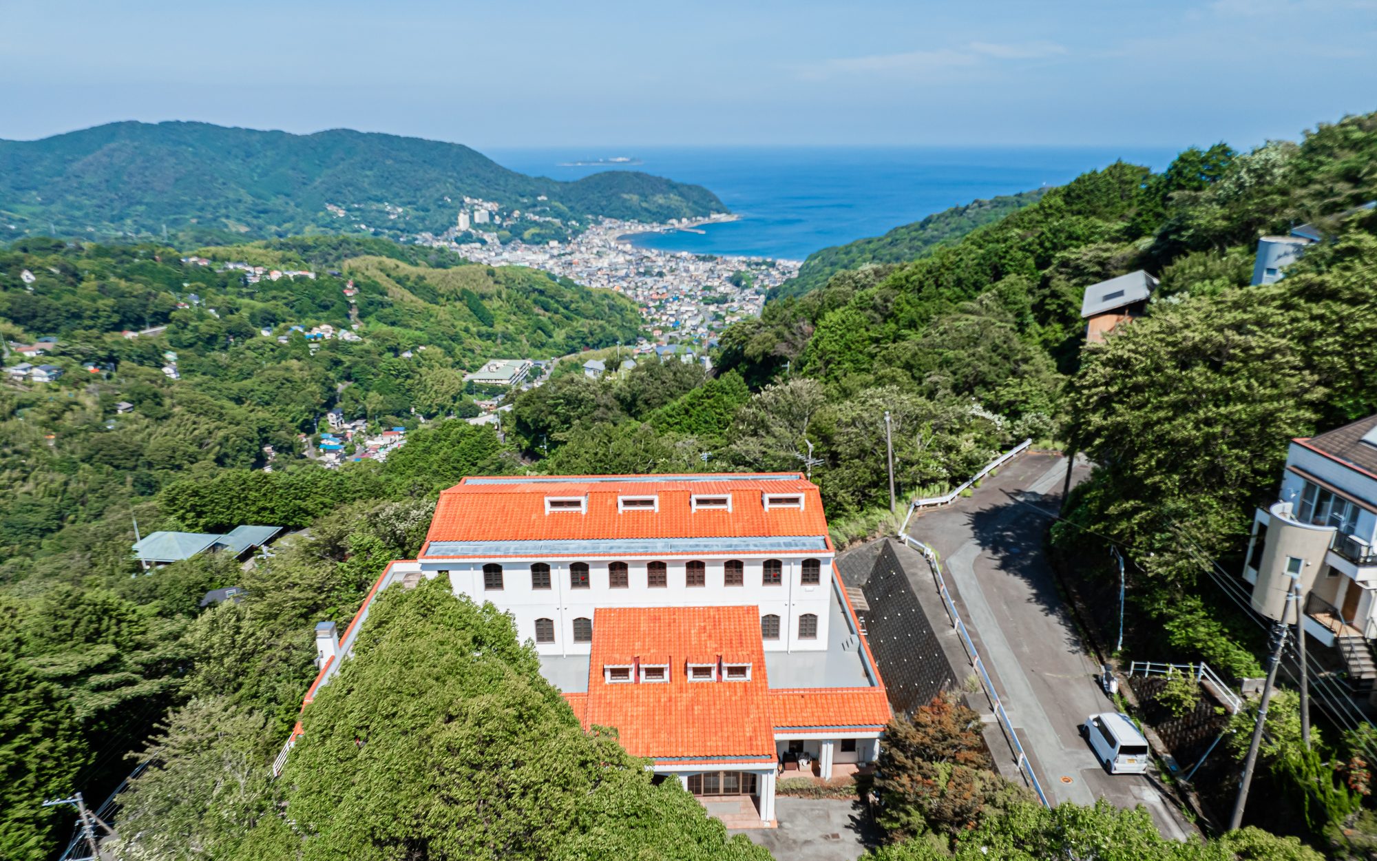 上空から見た伊豆ロイヤル温泉倶楽部と、宇佐美の街並み・相模湾
